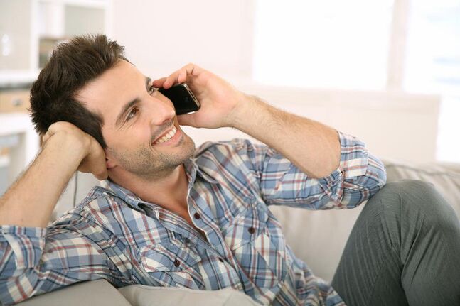 En mann føler seg opphisset og snakker lenge med en kvinne på telefonen